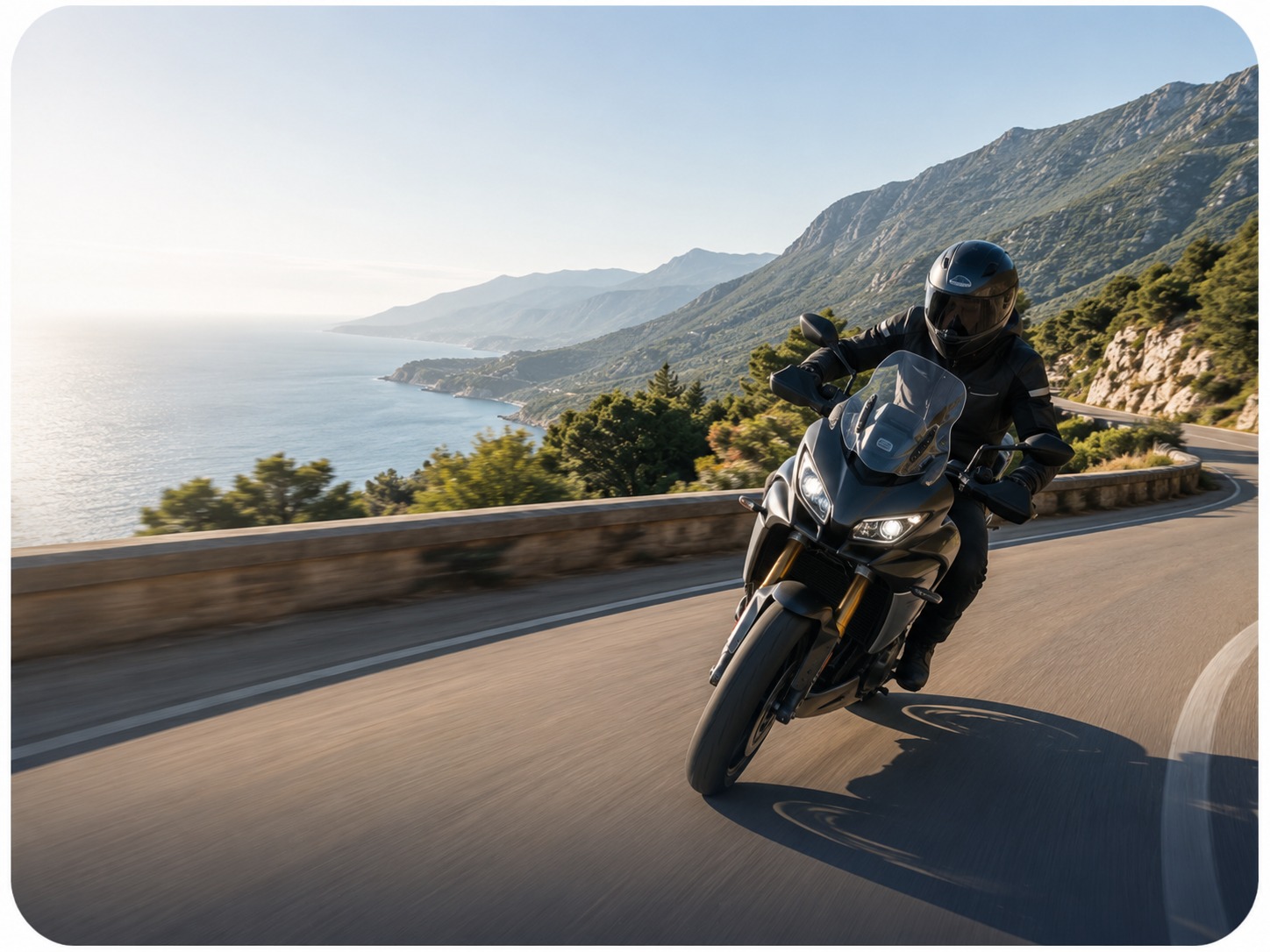 Motociclista recorriendo una ruta